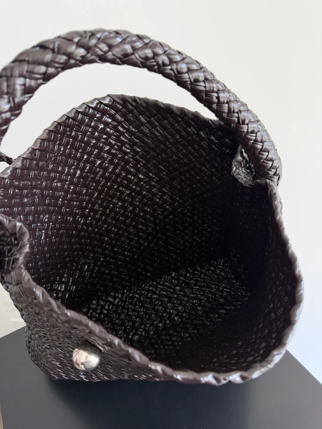 Batch 5760 BOTTEGA VENETA new product large Tosca Baci Baci means Kiss in Italian. Different from the previous Tosca style, this time the entire handbag presents a triangular shape design, and the handle is also designed with a single handle. The delicateness of each stitch of the craftsman's weaving, and the warmth of the handwork are like freshly baked bread! This is a bag that only experienced craftsmen can weave. The lightweight material and large capacity make it easy to carry whether you are an office worker or a student party😍Not only that, this bag is full of fashion, making you the center of attention whether it is a daily outing or an important occasion👀 Style number: 765373 Size: 46*34.5*13.5cm